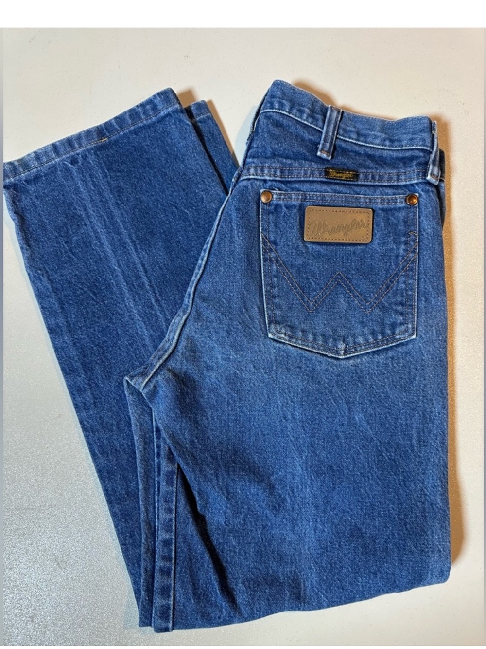 Vintage Wrangler Women's High-Rise Straight-leg Jeans in Medium Blue Like New - Picture 3 of 7